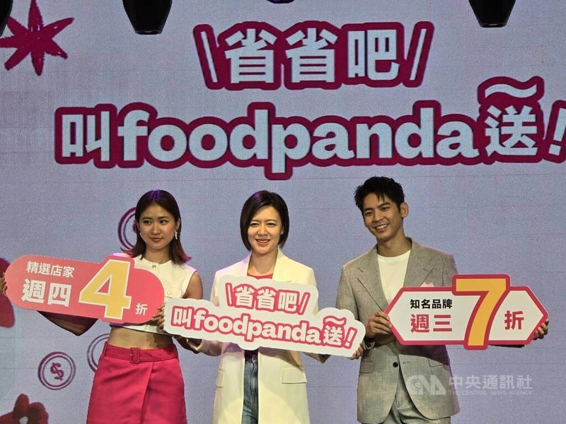 foodpanda舉行記者會，宣布新一波促銷活動，邀請歌手9m88（左），與演員林柏宏（右）代言站台，儘管已宣布將與Uber eats合併，foodpanda台灣總經理黃逸華（中）表示，foodpanda目前的重點還是要把日常營運做到位。中央社記者江明晏攝 113年7月15日