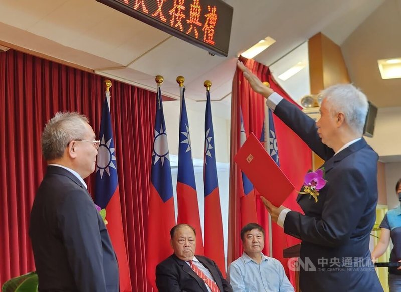 澎湖台電尖山發電廠新任廠長李鳳春(右)15日宣誓就職,將秉持台電歷、現任廠長的優良傳統,全力做好穩定供電本業、勞資和諧與敦親睦鄰工作,讓台電永續發展,地方共榮共好。中央社 113年7月15日