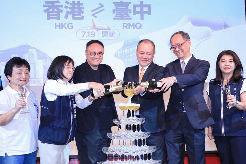 香港航空宣布「香港-台中」航線19日將開航，台中市副市長鄭照新（左3）、香港航空董事長孫劍鋒（右3）等人15日在台中出席啟航茶會。（台中市府提供）中央社記者蘇木春傳真  113年7月15日