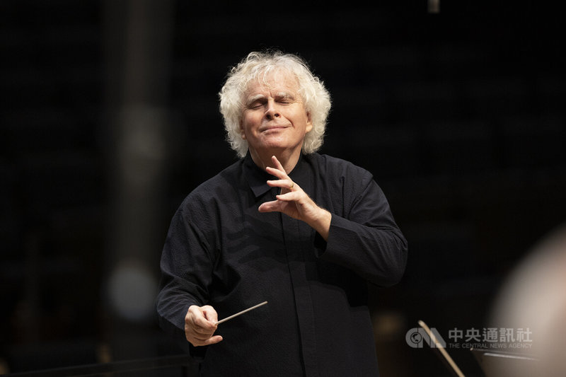 指揮賽門．拉圖（Simon Rattle）將於12月率巴伐利亞廣播交響樂團（BRSO）訪台演出，帶來多首經典樂作。（國家兩廳院提供，BR-Astrid Ackermann攝影）中央社記者趙靜瑜傳真  113年7月15日