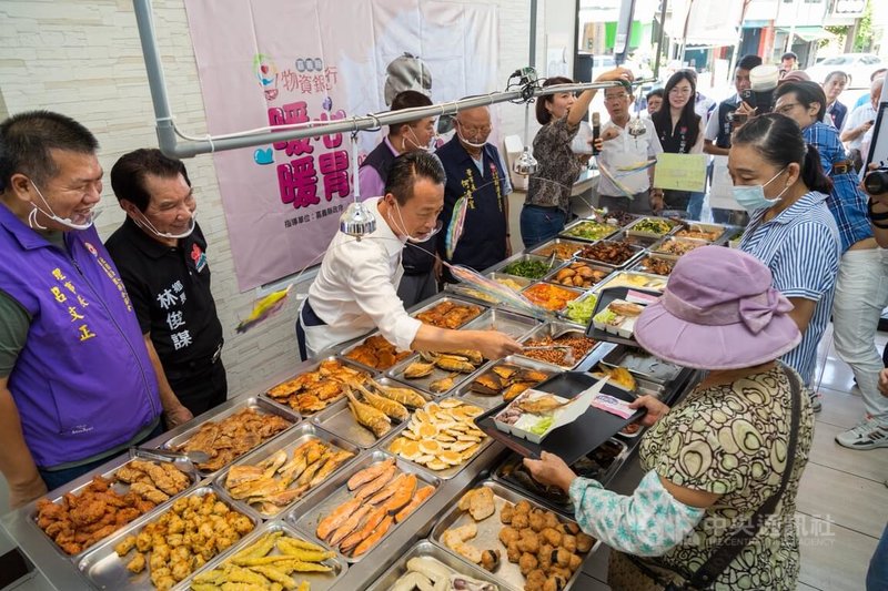 嘉義縣推動「暖心暖胃愛心待用餐計畫」，為感謝捐款團體與友善店家，縣府15日在梅山鄉嘉家簡速餐舉辦愛心待用餐捐贈感恩活動，縣長翁章梁（左3）為弱勢朋友加菜，場面溫馨。中央社記者蔡智明攝  113年7月15日