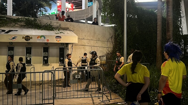 警方在場館周邊站崗。(路透社)