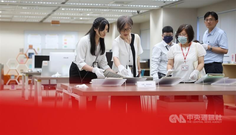 為力拚轉型正義,行政院會112年通過國家機密保護法及政治檔案條例部分條文修正草案。圖為15日國家發展委員會檔案管理局工作人員整理戒嚴時期政治檔案。中央社記者趙世勳攝 113年7月15日