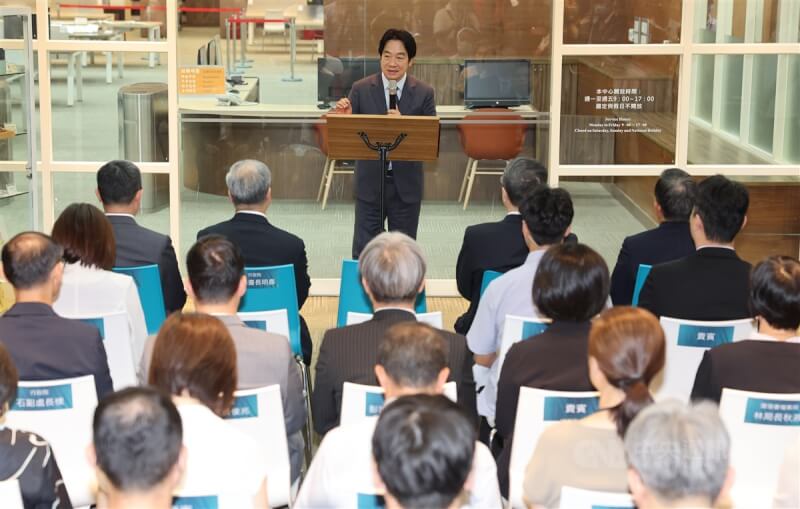 總統賴清德(後中)15日上午赴國家發展委員會檔案管理局視察,賴總統致詞提到,今天能夠生活在自由民主人權環境,特別在解嚴日,一定要感謝每一個為台灣民主推動解嚴犧牲奉獻的人,表達最大感謝。中央社記者趙世勳攝 113年7月15日