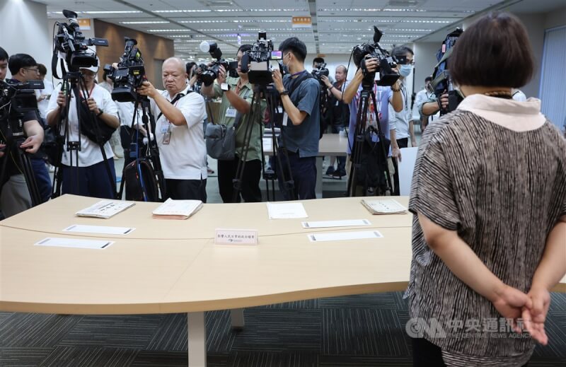 總統賴清德15日視察政治檔案開放應用情形,並提出3點要求,包括檔案局要化被動為主動;要主動徵集各項檔案,除了牽涉到國安、法律、當事人人權的部分,否則的話,應該以公開為主;不可以藉故把重要的資訊遮蔽。圖為媒體拍攝政治檔案封面。中央社記者趙世勳攝 113年7月15日