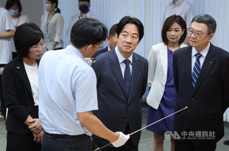總統賴清德(中)15日上午赴國家發展委員會檔案管理局視察政治檔案開放應用情形,並與行政院長卓榮泰(右)、民進黨立委蘇巧慧(左)等人一同聆聽導覽解說。中央社記者趙世勳攝 113年7月15日
