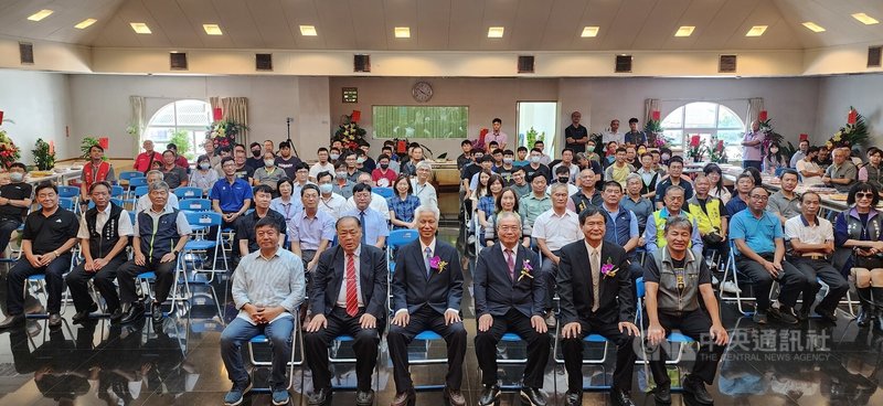 澎湖台電尖山發電廠15日下午舉行新任及卸任廠長交接典禮,廠長陳坤山(前右2)屆齡退休,由台中通宵電廠副廠長李鳳春(前左3)接任。前左2為澎湖縣長陳光復。中央社 113年7月15日