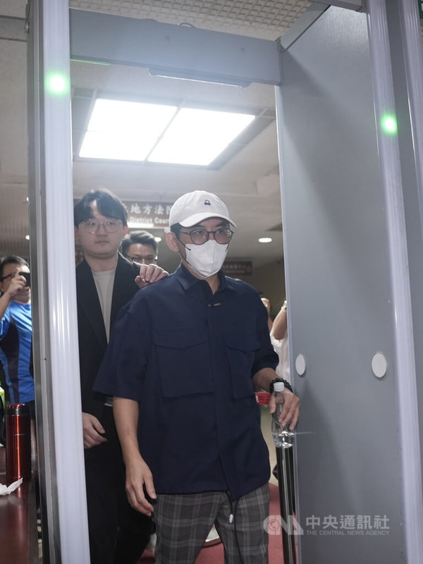 藝人黃子佼(前)向非法網站購買未成年性影像,台北地檢署依兒少性剝削條例起訴。台北地方法院15日下午首度開庭,歷經2小時庭訊後,黃子佼不發一語、快步離去。中央社記者徐肇昌攝 113年7月15日