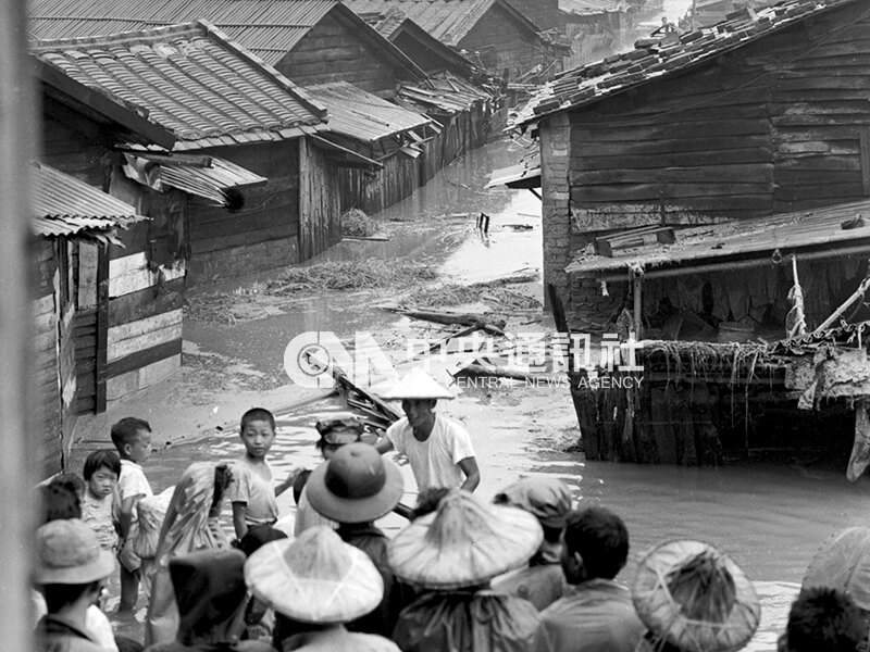 豪雨使河水倒灌，若幹低地的房屋幾乎要被淹沒。圖為洪水退後的大陳新村一角。中央社記者鄧秀璧攝 48年7月16日