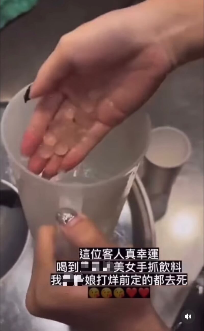 可不可紅茶新竹關埔店疑因不滿客人在快打烊時點餐，竟在手上吐口水後徒手攪拌珍珠，畫面流出引發熱議。（翻攝畫面）中央社記者魯鋼駿傳真 113年7月16日