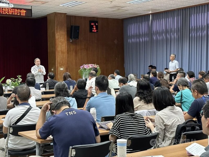 台灣蔬菜產業發展暨前瞻科技研討會16日在農業部台中區農業改良場登場，聚焦3大主軸，包括國內外蔬菜產業現況與發展趨勢、國內蔬菜研發成果暨未來發展、蔬菜前瞻科技研發與應用。左後為農業部政務次長胡忠一。中央社記者鄭維真攝  113年7月16日