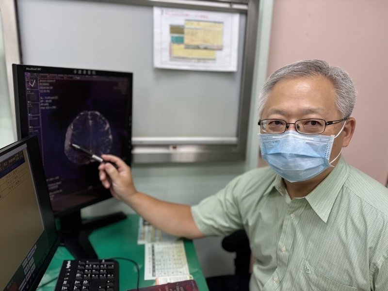 台中一名20多歲男性上班族，原以為長期頭痛、左手麻木是因工作壓力，後來病情加劇，左側嘴角、舌頭及左手有麻木現象；澄清醫院平等院區神經外科主任廖本立（圖）16日表示，患者就醫診斷是罹患年輕型腦出血。（醫院提供）中央社記者郝雪卿傳真  113年7月16日