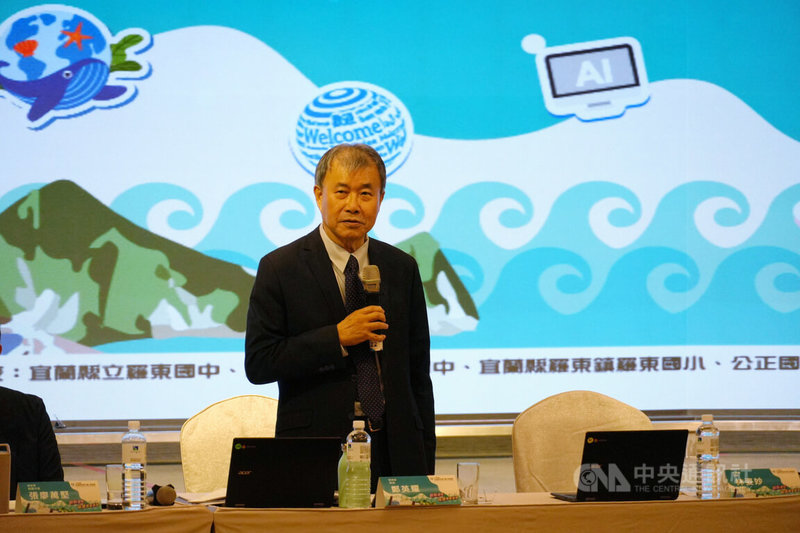 教育部長鄭英耀(圖)16日在宜蘭縣主持113年度全國教育局處長會議,致詞時重申,法律沒有規定課綱每10年須大改一次,「118課綱事實上是不存在的」,目前仍以108課綱為基礎。中央社記者陳至中宜蘭攝 113年7月16日