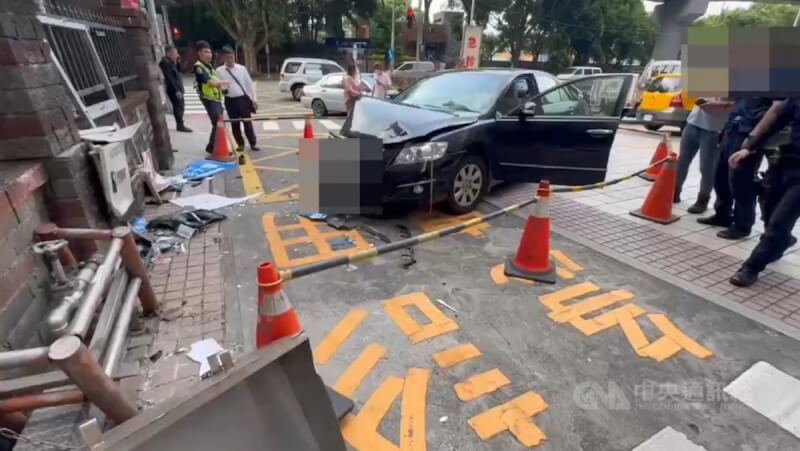 懷有5個月身孕的40歲張姓女子16日中午開車前往新北市三峽區恩主公醫院，突然在急診室車道暴衝，撞上2名行人；警方表示，張女酒測值為0，目前在產房檢查中，詳細肇事原因待釐清。（翻攝照片）中央社記者高華謙傳真 113年7月16日