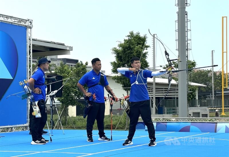 台灣射箭代表隊5日在國訓中心舉行模擬賽提前適應比賽氛圍，男子射箭隊湯智鈞（右起）、戴宇軒、林子翔培養默契。中央社記者黎建忠攝 113年7月5日