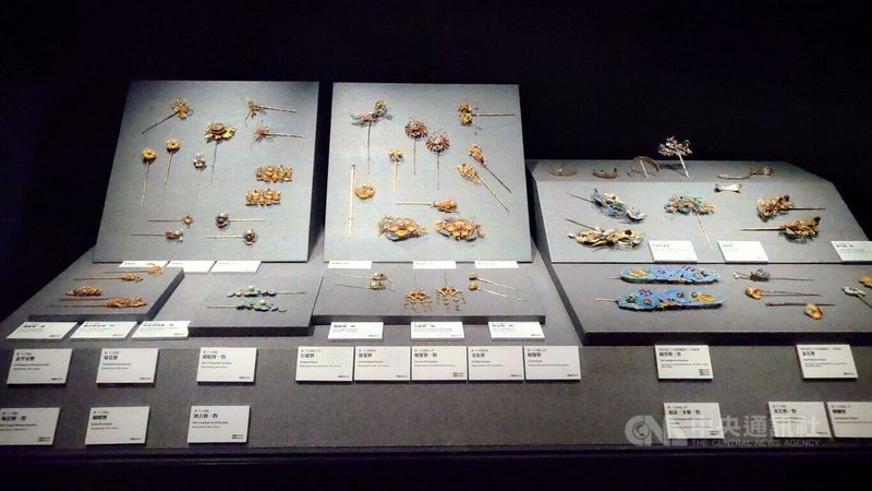故宮南院7月起以「破解天字號玉器密碼」及「金銀飾件」為題，展出乾清宮玉器及清代服飾、飾品等逾700件典藏精品。圖為各式髮簪。中央社記者蔡智明攝  113年7月16日