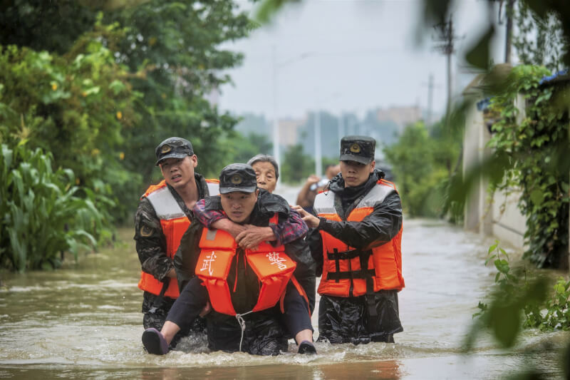 中國河南省連日降下極端暴雨，南陽市多地淹水嚴重。（中新社）