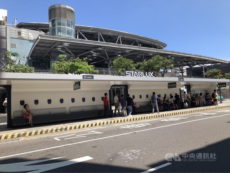 星宇航空認養基隆火車站南站候車亭，將候車亭改造成飛機艙，兼具質感與實用性，也讓民眾有更舒適乘車環境，17日正式啟用。中央社記者王朝鈺攝  113年7月17日