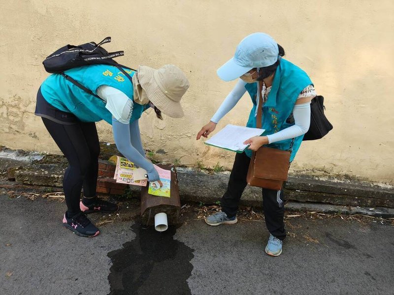 夏季為登革熱流行期，台中市政府17日持續呼籲民眾做好防蚊措施並落實孳清，衛生局防疫人員也積極執行社區病媒蚊密度調查及孳生源清除等作業。（台中市衛生局提供）中央社記者趙麗妍傳真  113年7月17日