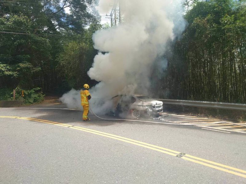 1名男子17日開著車齡14年的自小客車搭載女友赴阿里山出遊，行經台18線51.5公里處時，車輛引擎卻突然冒煙起火，消防獲報到場滅火，所幸人員皆未受傷，起火原因目前尚在了解中。（警方提供）中央社記者蔡智明傳真  113年7月17日