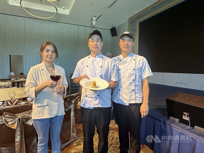 2024客家小炒全國爭霸賽東區初賽日前舉辦,台東市禾風新棧度假飯店拿下創新組冠軍,參賽團隊將傳統客家小炒的鹹香元素加入海鮮漿增添獨特香氣,搭配在地農特產櫛瓜打造創意料理,口感和風味與眾不同,吃起來也不油膩,未來將成為店內招牌菜。中央社記者盧太城台東攝 113年7月17日