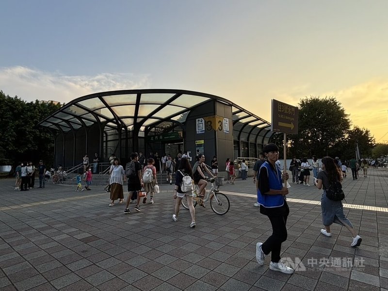 2024大稻埕夏日節17日開跑,晚間施放今年首場主題煙火秀,台北市觀傳局呼籲民眾多利用大眾運輸工具,可搭乘捷運至北門站(圖)、大橋頭站或雙連站下車,再由3號水門進入延平河濱公園或大稻埕碼頭共襄盛舉。中央社記者陳昱婷攝 113年7月17日