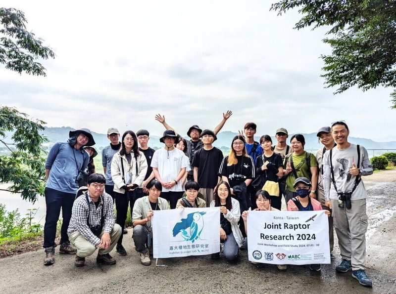 嘉義大學師生日前至韓國進行為期12天的遷移猛禽繫放教學工作坊以及首爾等大學交流;圖為猛禽工作坊成員於研究地漣川郡合影。(嘉大提供)中央社記者黃國芳傳真 113年7月17日