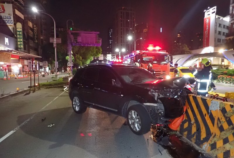 台中市西屯區16日晚間發生死亡車禍，楊姓男子開車行經台灣大道三段時，不明原因自撞快車道槽化線上紐澤西護欄，車頭嚴重受損，胸部重創，送醫不治。（民眾提供）中央社記者郝雪卿傳真  113年7月17日