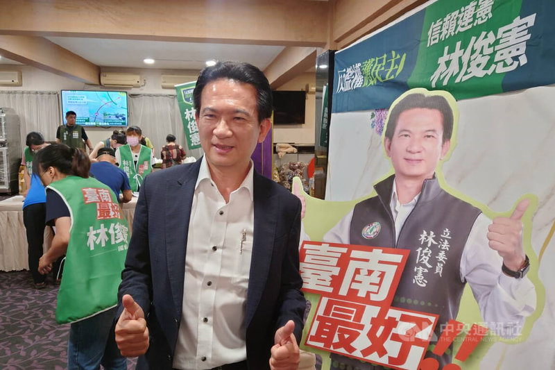 民進黨立委林俊憲(前)17日在台南市佳里區舉辦佳里、西港、七股後援幹部座談會,對於媒體詢問是否代表競選台南市長起手式,林俊憲說,會一步一腳印深入基層,盼民眾能看得到他的打拚。中央社記者楊思瑞攝 113年7月17日