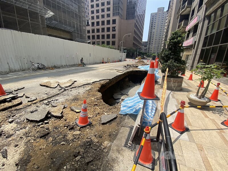 新竹縣竹北市莊敬六街去年4月27日道路坍塌出現「天坑」，造成停放路邊車格內的車輛墜落。（中央社檔案照片）