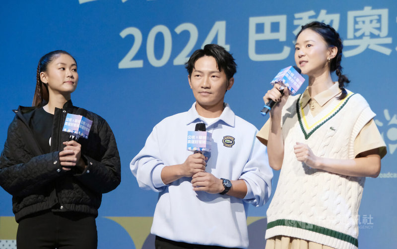 2024巴黎奧運即將登場,公視、華視取得賽事轉播權,17日在台北舉行聯合轉播記者會,東京奧運空手道銅牌女將文姿云(左)及藝人蔡昌憲(中)、鍾瑶(右)同台出席,為巴黎奧運台灣隊聲援。中央社實習記者林意芸攝 113年7月17日