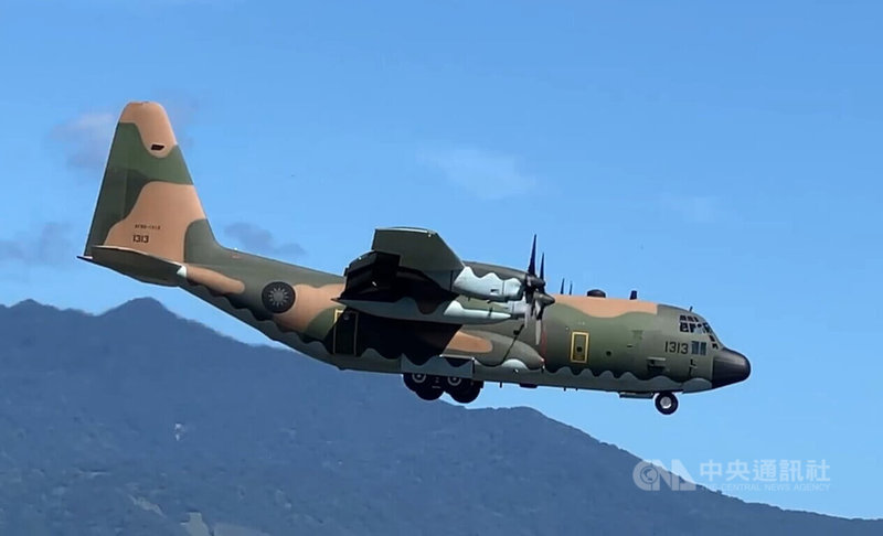 國軍漢光演習即將登場,空軍各式機種將在台東志航基地轉場運補,17日1架C130運輸機在志航基地起降。中央社記者盧太城台東攝 113年7月17日