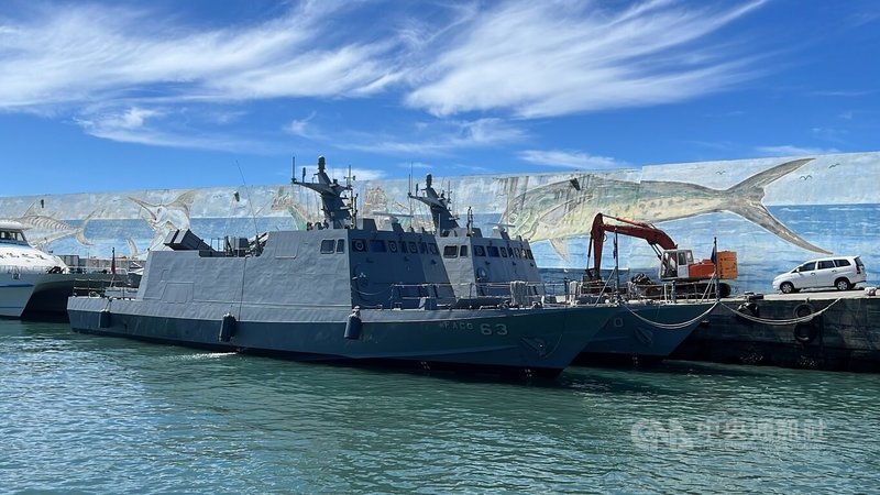 配合漢光演習,海軍光華六號飛彈快艇16日進入台東富岡漁港,吸引民眾圍觀。中央社記者盧太城台東攝 113年7月17日