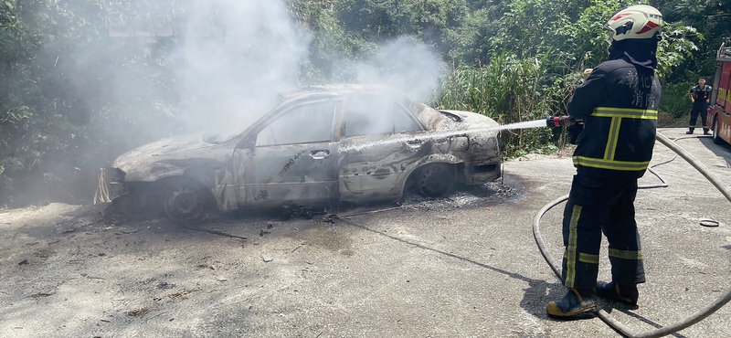 彰化縣彰化市田坑路17日近中午發生火燒車事件，彰化縣消防局獲報立即派遣人員前往滅火，並在駕駛座發現78歲吳姓老翁遺體，已嚴重碳化明顯死亡。（讀者提供）中央社記者鄭維真傳真  113年7月17日