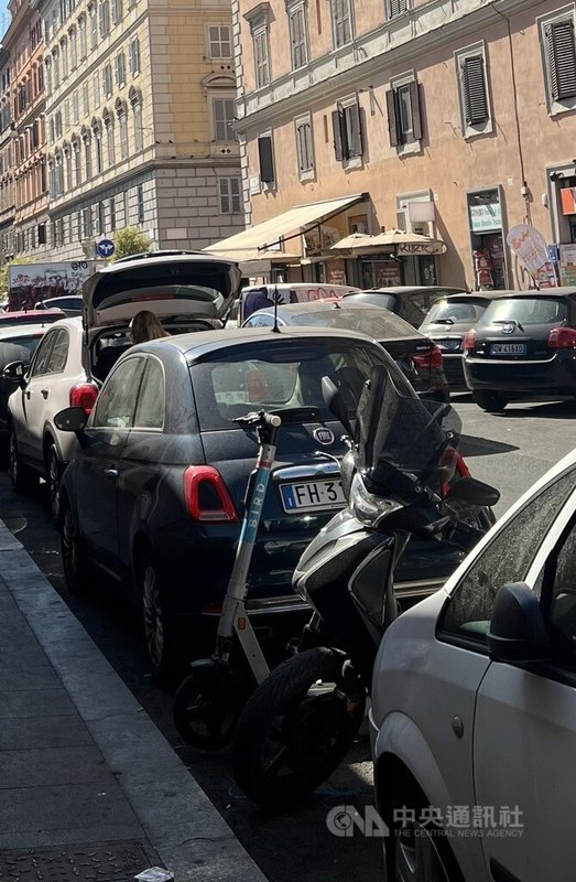 羅馬近日電動滑板車盛行，街頭常見電動滑板車與汽車爭道險象。數據顯示，近6個半月內，羅馬有91人死於車禍，其中半數死於摩托車與電動滑板車意外。中央社記者黃雅詩羅馬攝  113年7月17日