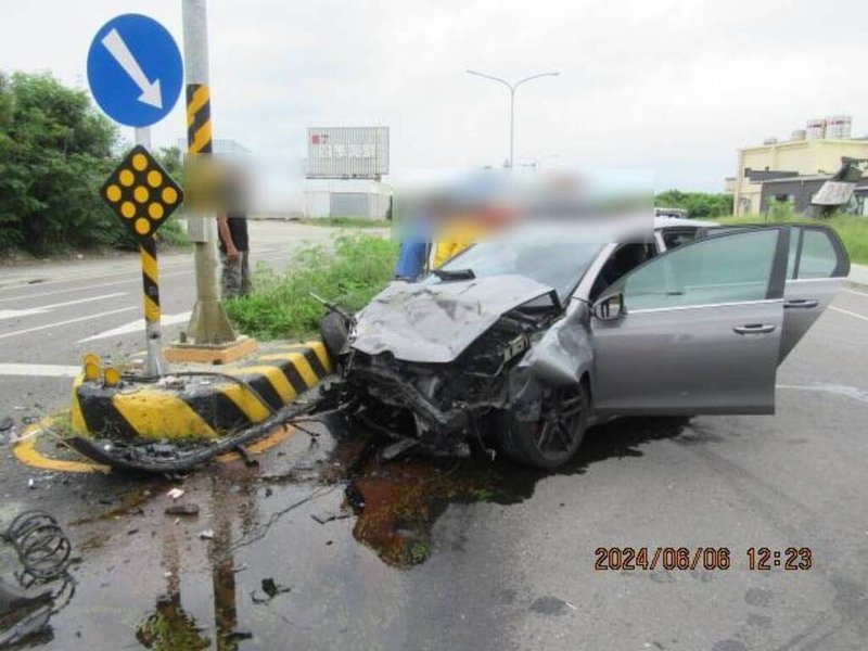 陳男今年6月6日搭乘友人的車，與另一部車發生擦撞，陳男頭部直接衝擊前擋風玻璃受重創。（屏東縣政府警察局恆春警分局提供）中央社記者黃郁菁傳真 113年7月18日