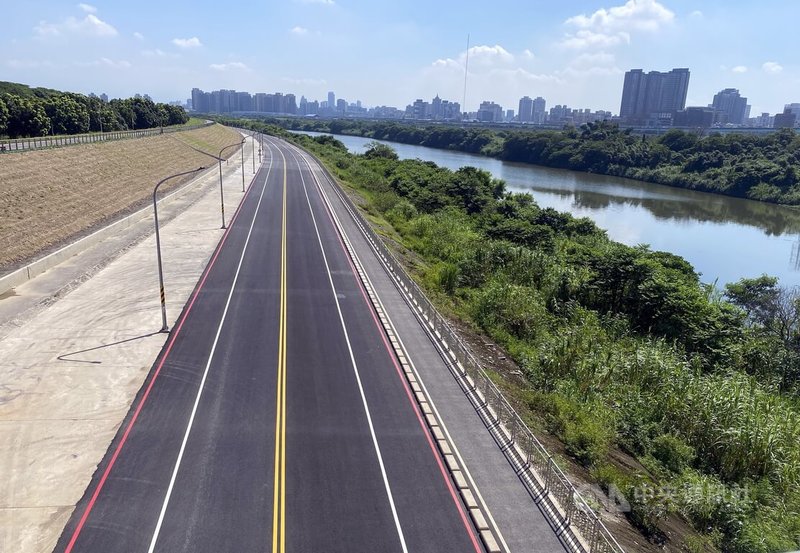 新北市大漢溪堤外水岸廊道串聯暨周邊環境改善工程完工通車典禮18日舉行，工程臨河側闢建自行車道，串聯河濱水岸自行車路廊，可從八里區、淡水區騎車至桃園市，約2.5小時。圖為從城林橋上眺望大漢溪堤外便道。中央社記者黃旭昇新北攝 113年7月18日