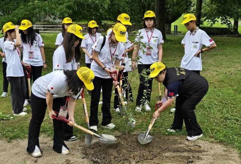 彰化市彰泰國中等3校16名學生組參訪團，前往和彰市同樣擁有扇形車庫的日本岡山津山市參訪，參訪團學生在津山市公園植樹，與當地學生交流。（彰化市公所提供）中央社記者吳哲豪傳真  113年7月18日