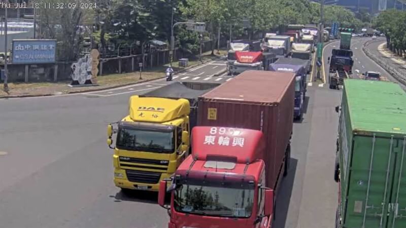 近日因紅海危機、中美貿易戰增溫影響，高雄港貨櫃量大增，加上貨櫃車專用道施工，造成沿海路嚴重塞車，駕駛抱怨沿海路如貨櫃車停車場。（高雄市交通局即時影像提供）中央社記者林巧璉傳真 113年7月18日