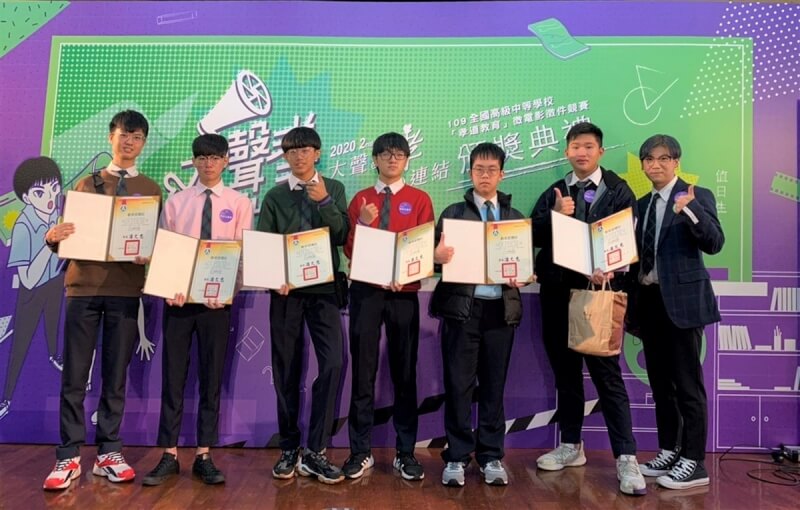 教育部日前公布113年杏壇芬芳獎獲獎名單，新北市淡水商工教師鄭煒儒（右）名列其中，鄭煒儒也被稱是「人生不下課的公民老師」。（新北市教育局提供）中央社記者黃旭昇新北市傳真 113年7月18日