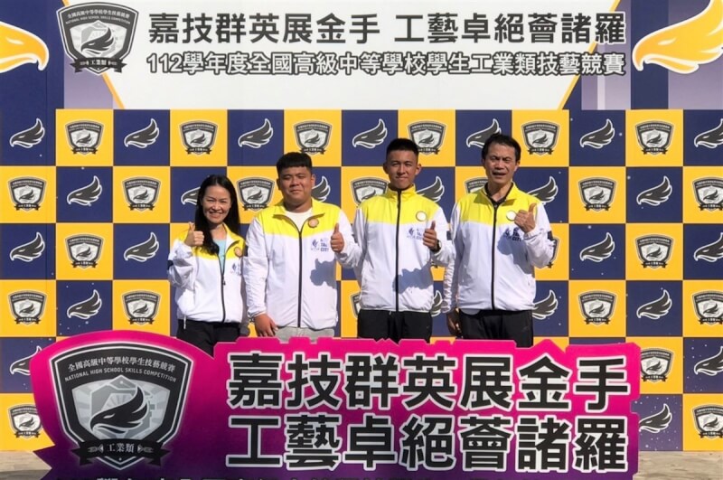 新北市瑞芳高工教師翁明郎（右）與學生相處如家人，陪伴學生共同成長，在他們需要時伸出援手，指導學生參加校內外各項競賽、成績斐然，榮獲113年杏壇芬芳獎肯定。（新北市教育局提供）中央社記者黃旭昇新北市傳真 113年7月18日