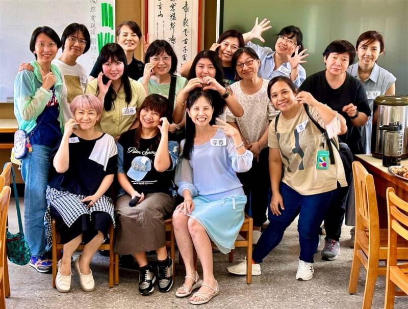 教育部113年杏壇芬芳獎獲獎名單已於日前公布，新北市新店區大豐國小「EQ志工團隊」（圖）以深入淺出、活潑生動的方式教授EQ課程，讓孩子們在歡樂有趣的氛圍中學習EQ教育，獲獎肯定。（新北市教育局提供）中央社記者黃旭昇新北市傳真 113年7月18日