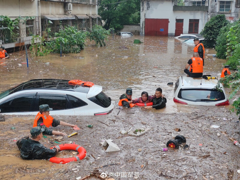 中國陝西省連日暴雨，17日寶雞市淪為水鄉澤國，中國軍方展開救援。（圖取自中國軍號微博weibo.com）