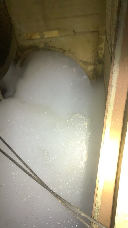 新北市淡水公司田溪18日出現大量泡沫宛如泡泡河,環保局稽查人員溯源追查到濱海路一段公司田溪水路旁一處不明排水道,進管勘查發現整個管道都布滿泡沫,將持續釐清。(新北市環保局提供)中央社記者高華謙傳真 113年7月18日