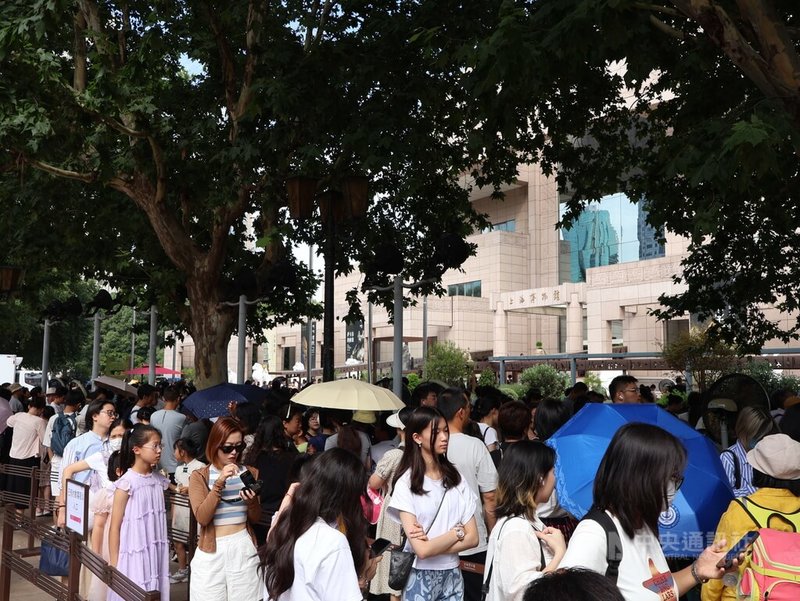 上海博物館「金字塔之巔：古埃及文明大展」19日起對外開展，在入館時間上午9時以前，館外已經排起隊伍。中央社記者李雅雯上海攝  113年7月19日