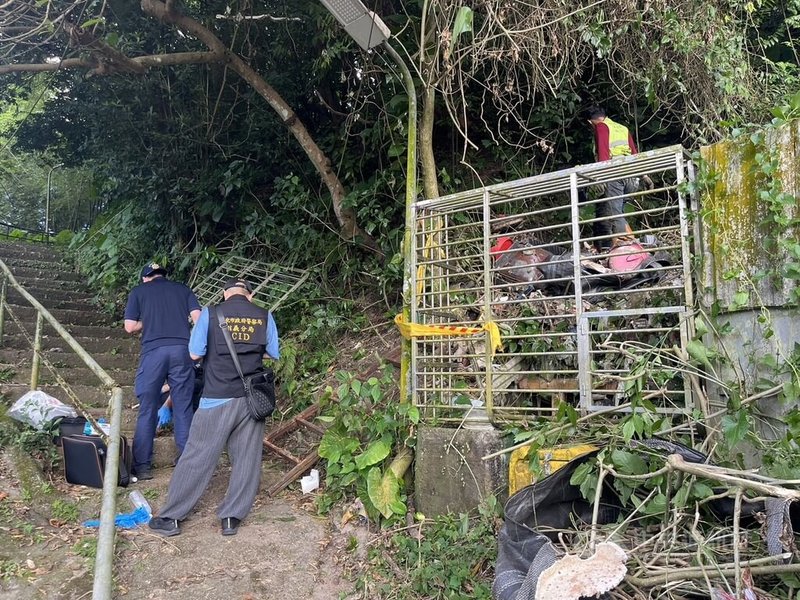 台北市警方19日獲報，和平東路3段附近山坡地有民眾發現人類頭骨，派員到場發現，有腿骨及紫色背包等物，因無身分證件，將比對過濾協尋失蹤人口。圖為警方在現場搜索。（翻攝畫面）中央社記者劉建邦傳真  113年7月19日