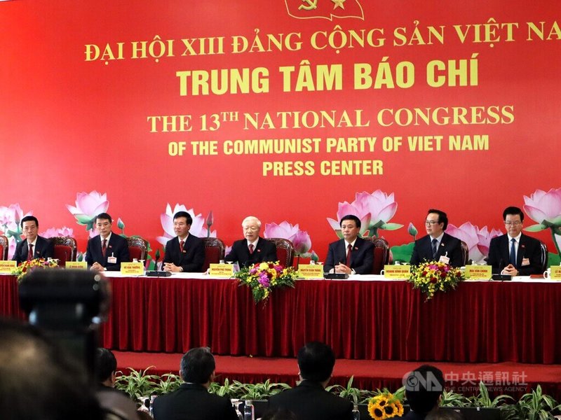 越共中央總書記阮富仲(中)2021年2月1日出席越共13大閉幕記者會,當時三度連任總書記的阮富仲對外宣示:「反腐不會停止、沒有禁區」。只是反貪運動也被外界認為淪為越共的權鬥工具,讓越南政治動盪不斷。中央社記者陳家倫河內攝 113年7月19日