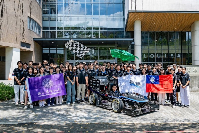 國立清華大學「清大賽車工廠」19日發表第8代賽車TH08，除了展示學生自製的輕量化碳纖維輪框及車殼，也提升無人車控制系統。（清大提供）中央社記者魯鋼駿傳真  113年7月19日