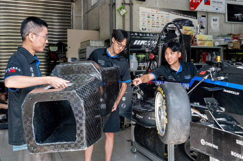 國立清華大學「清大賽車工廠」19日發表全新升級第8代賽車TH08,展示學生自製的輕量化碳纖維輪框及車殼,盼114年再戰國際學生方程式大賽,拿下佳績。(清大提供)中央社記者魯鋼駿傳真 113年7月19日