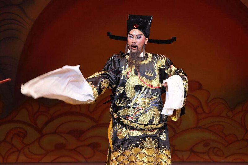 明華園黃字團入選國立傳統藝術中心「看家戲推廣計畫」,將演出經典作品「真假皇后」,並由藝華園成員陳子豪飾演包拯。(明華園黃字團提供)中央社記者葉冠吟傳真 113年7月19日